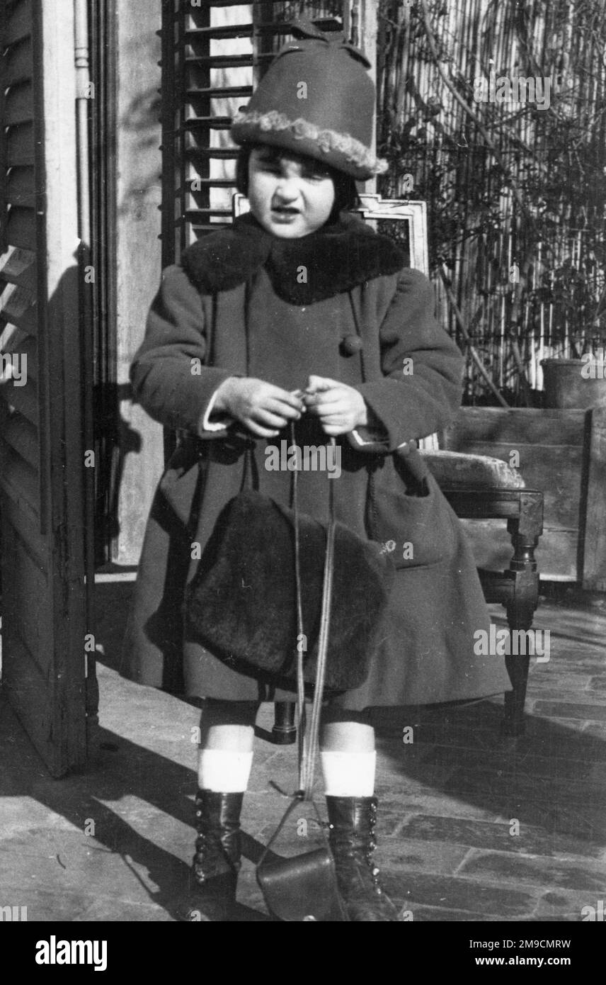 Une petite fille dans ses vêtements d'extérieur Banque D'Images