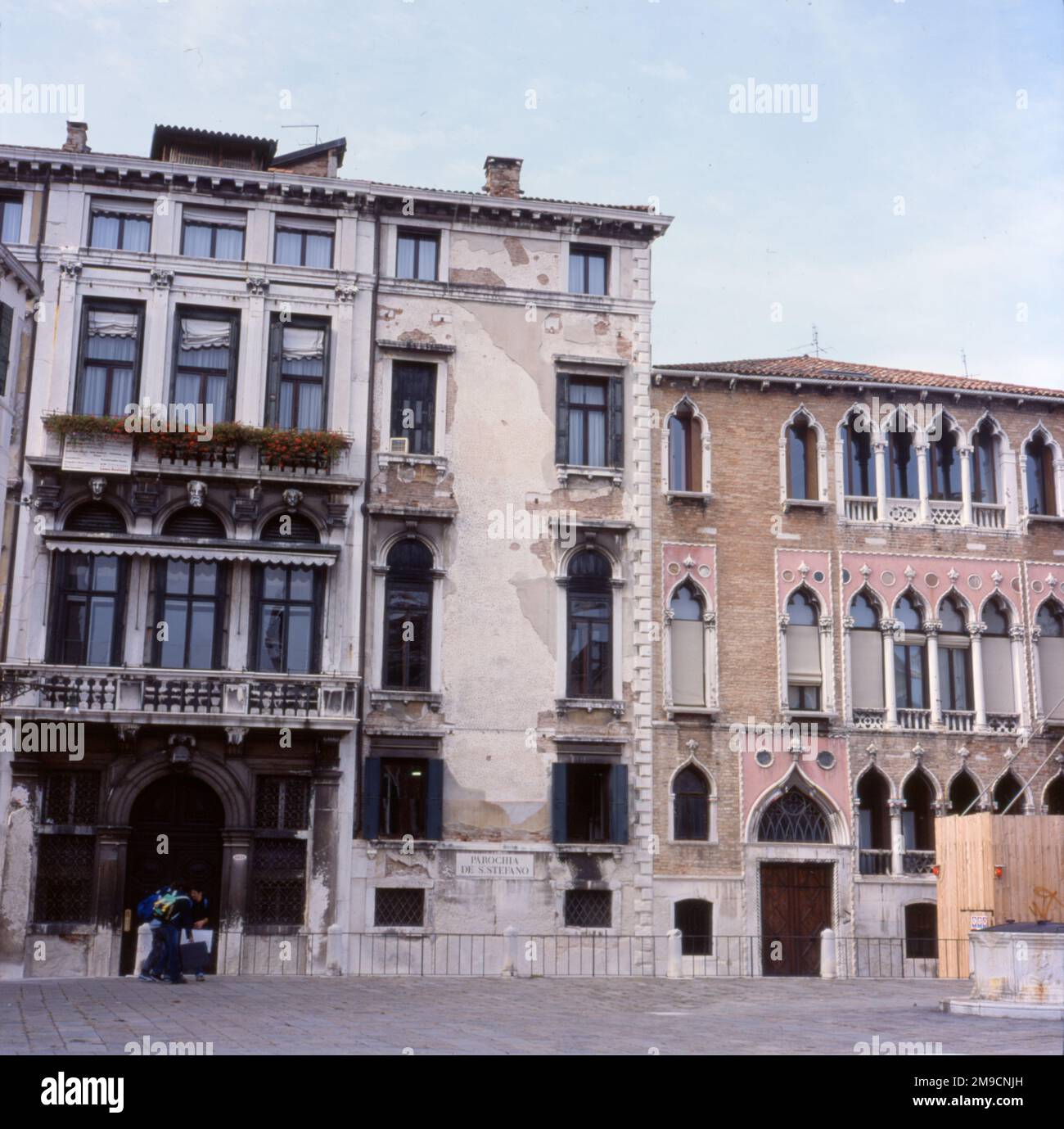 Vue sur les bâtiments du Campo Santo Stefano, Venise. Banque D'Images