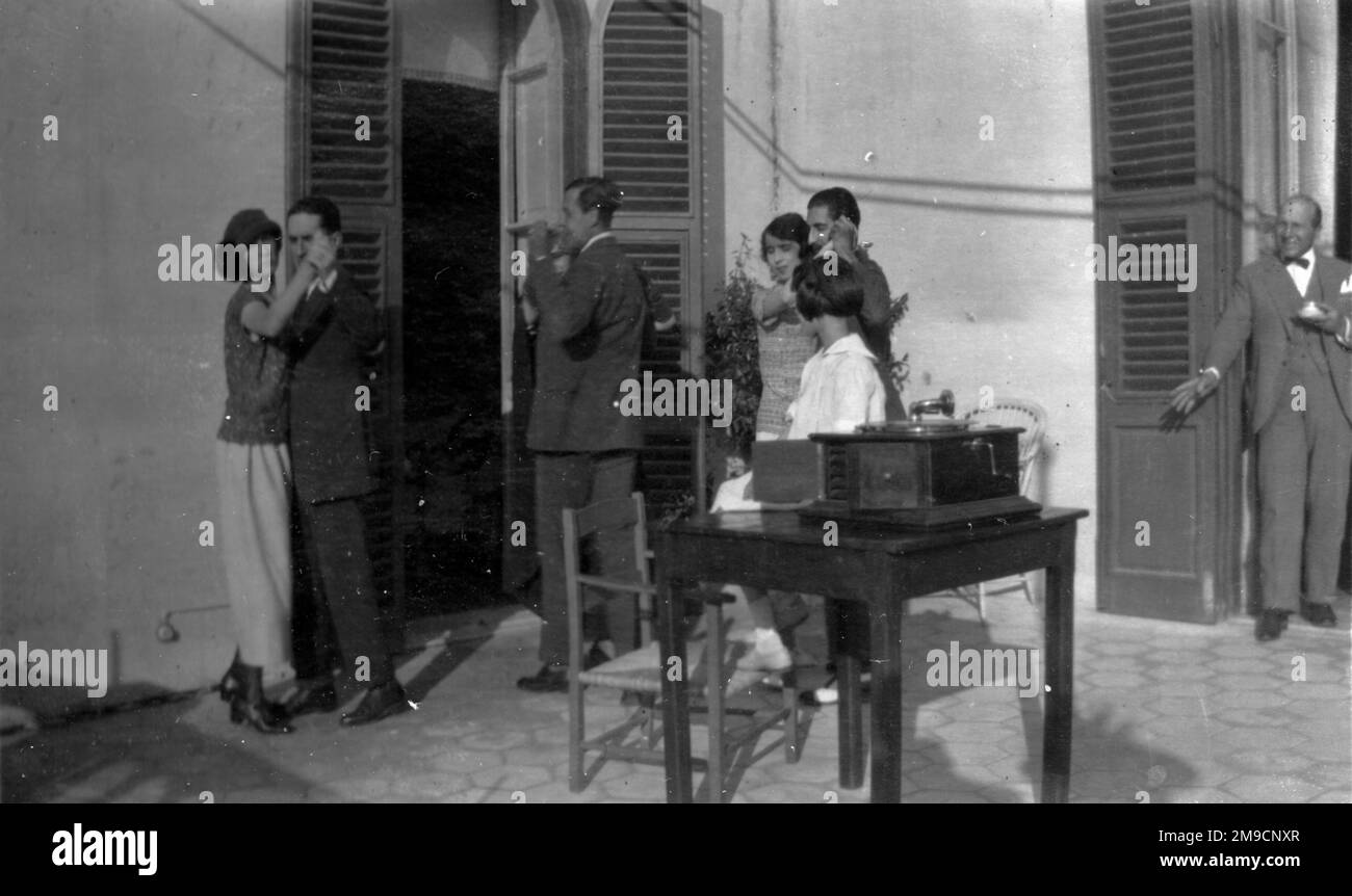 Famille et amis dansant à Frascati, dans la région du Latium en Italie centrale. Banque D'Images