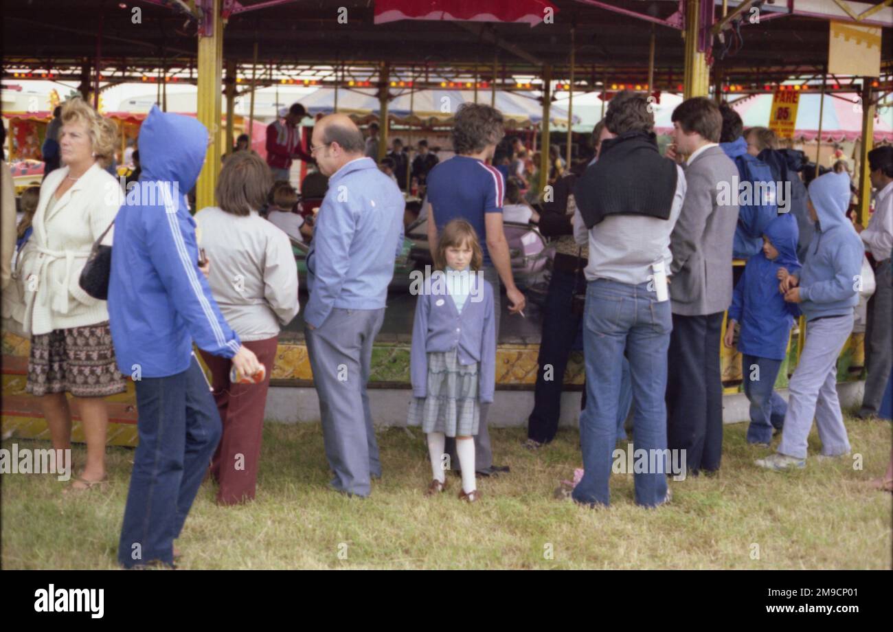 Des personnes se fraiant autour d'un spectacle en plein air à Kenley, Surrey. Banque D'Images