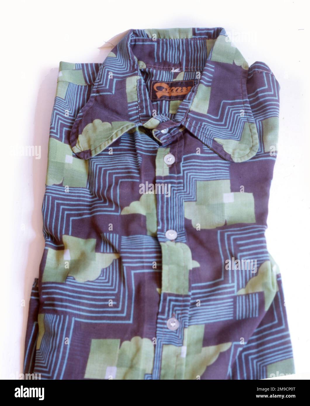 Une chemise d'homme au design jazzy, dans un mélange de bleu, violet et vert. Banque D'Images