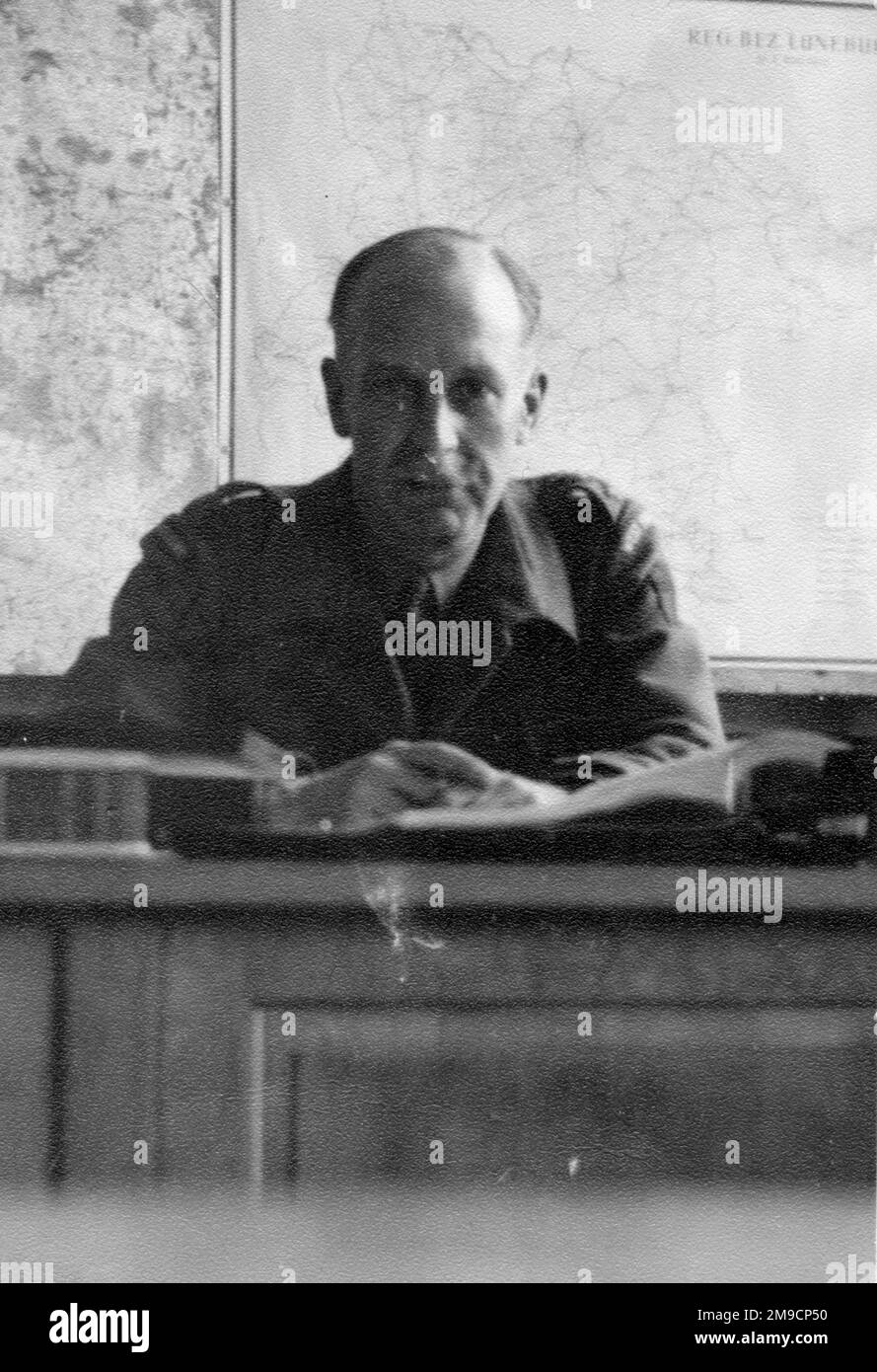 Un officier de l'armée britannique est assis à son bureau à Lunebourg, en Basse-Saxe, en Allemagne, à la fin de la Seconde Guerre mondiale. Banque D'Images