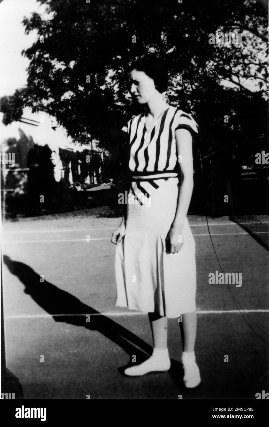 Lady sur le court de tennis en Inde. Banque D'Images