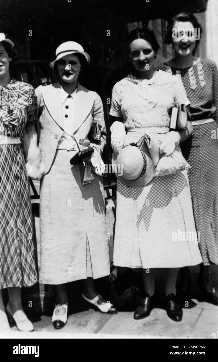 Photographie de quatre femmes habillées en plein soleil Banque D'Images
