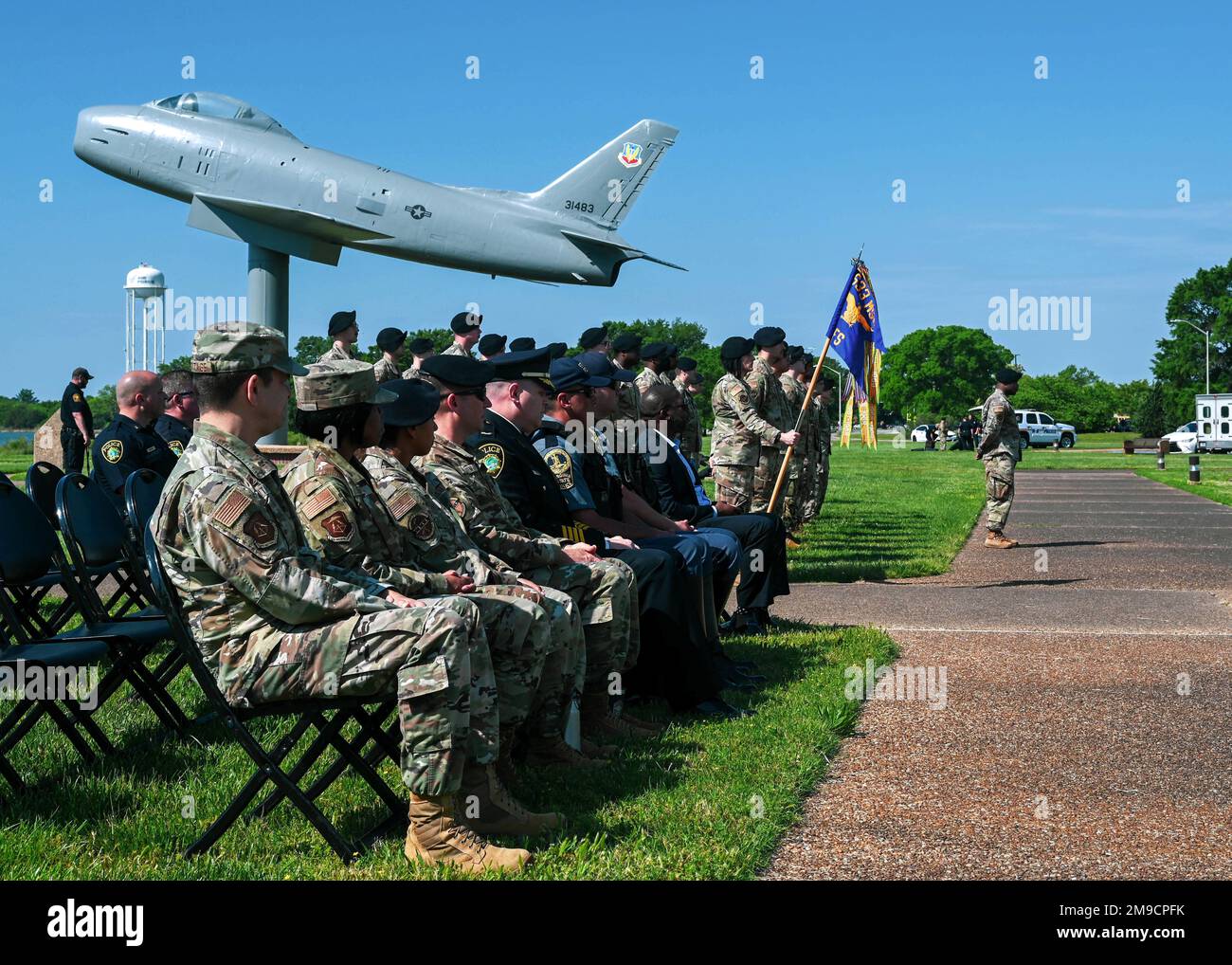 Les dirigeants de l'escadre de la base aérienne 633d, ainsi que les forces  de l'ordre locales, assistent à la cérémonie d'ouverture de la semaine  nationale de la police à la base conjointe