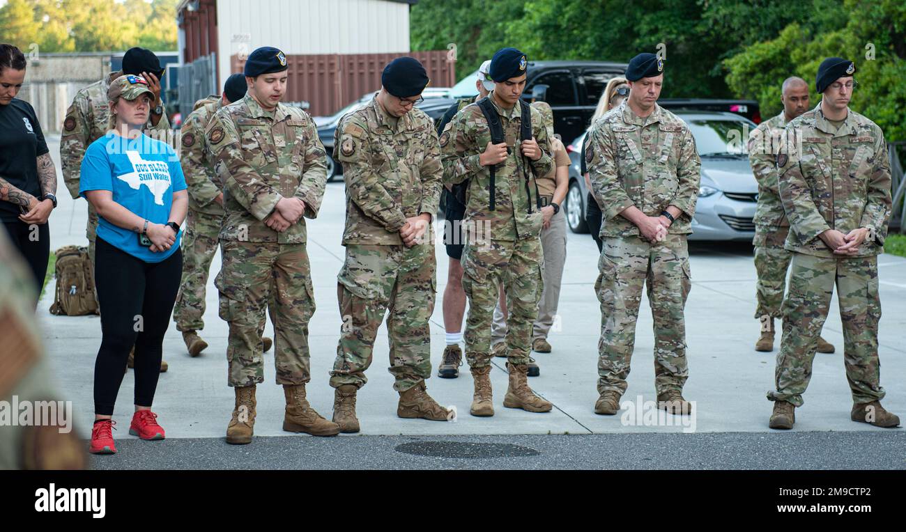 Les membres affectés à l'escadron 4th des forces de sécurité se tiennent en silence en l'honneur des défenseurs tombés pendant la semaine nationale de la police à la base aérienne Seymour Johnson, en Caroline du Nord, en 16 mai 2022. La semaine nationale de la police a été créée en 1962 sous l’administration du président John F. Kennedy et a eu lieu chaque année sur 15 mai. Banque D'Images