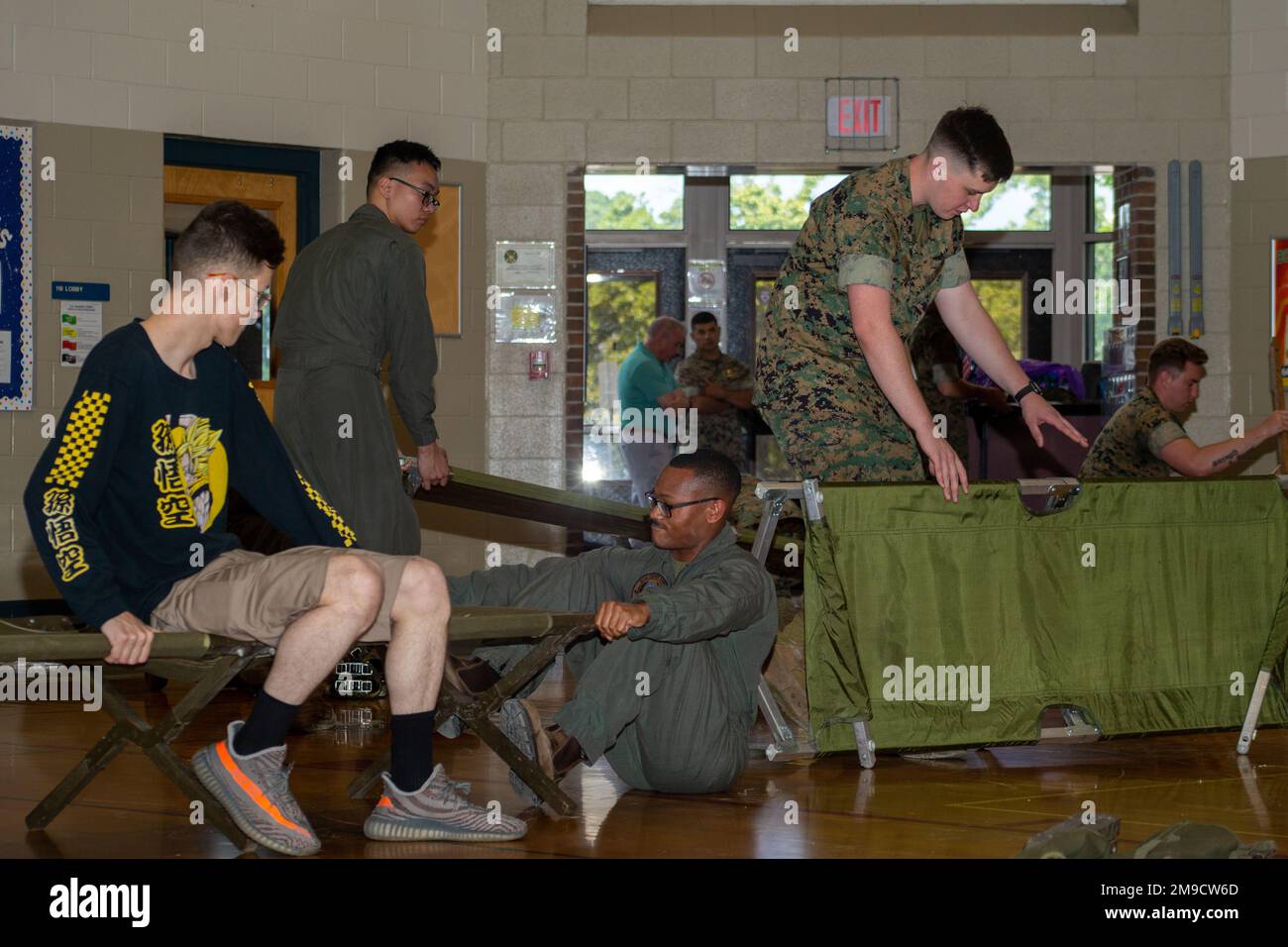 ÉTATS-UNIS Marines, volontaires et joueurs de rôle cassent des lits pendant HURREX, un exercice de préparation d'ouragan, à l'intérieur du gymnase à la maison de cerisier, Marine corps Air Station (MCAS) Cherry point, Caroline du Nord, 16 mai 2022. HURREX est un exercice de préparation à l’ouragan d’une semaine qui a lieu dans toute l’installation et qui vise à accroître la préparation du MCAS Cherry point à la saison des ouragans de l’Atlantique . Banque D'Images ÉTATS-UNIS Marines, volontaires et joueurs de rôle cassent des lits pendant HURREX, un exercice de préparation d'ouragan, à l'intérieur du gymnase à la maison de cerisier, Marine corps Air Station (MCAS) Cherry point, Caroline du Nord, 16 mai 2022. HURREX est un exercice de préparation à l’ouragan d’une semaine qui a lieu dans toute l’installation et qui vise à accroître la préparation du MCAS Cherry point à la saison des ouragans de l’Atlantique . Banque D'Images