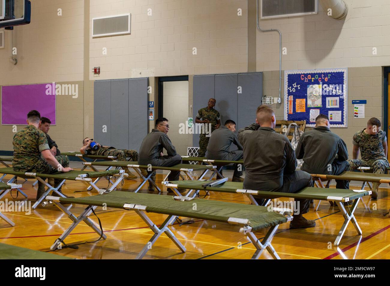 ÉTATS-UNIS Marines jeu de rôle en tant que membres de la communauté à la recherche d'un abri pendant HURREX à l'intérieur du gymnase à la Cherry Treehouse, Marine corps Air Station (MCAS) Cherry point, Caroline du Nord, 16 mai 2022. HURREX est un exercice de préparation aux ouragans d’une semaine qui a lieu dans l’ensemble de l’installation et qui vise à accroître la préparation du MCAS Cherry point pour la saison des ouragans de l’Atlantique. Banque D'Images ÉTATS-UNIS Marines jeu de rôle en tant que membres de la communauté à la recherche d'un abri pendant HURREX à l'intérieur du gymnase à la Cherry Treehouse, Marine corps Air Station (MCAS) Cherry point, Caroline du Nord, 16 mai 2022. HURREX est un exercice de préparation aux ouragans d’une semaine qui a lieu dans l’ensemble de l’installation et qui vise à accroître la préparation du MCAS Cherry point pour la saison des ouragans de l’Atlantique. Banque D'Images