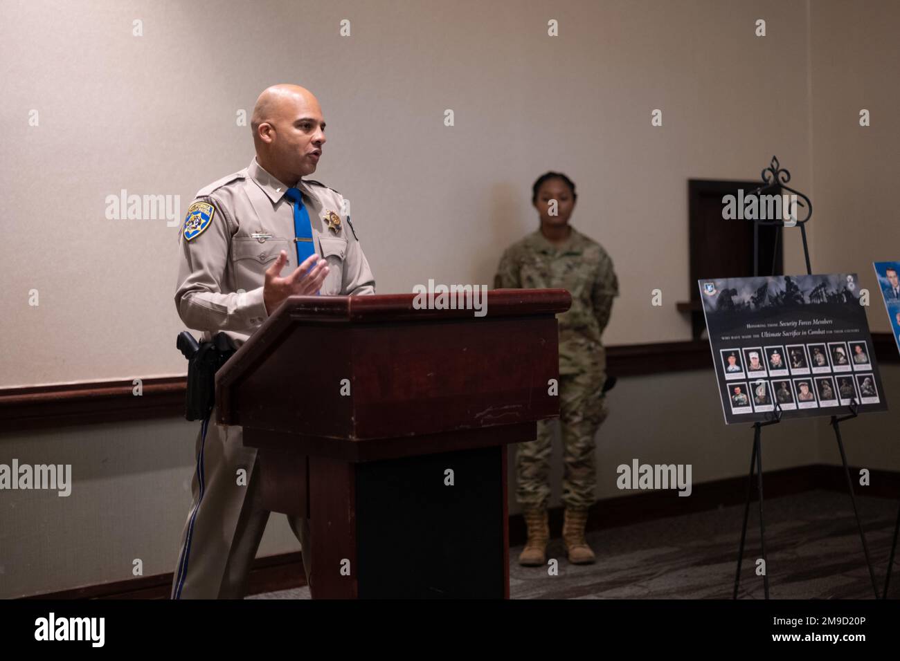 Le lieutenant Lamonte Bosco, officier des opérations de terrain de la patrouille routière de Californie, prononce un discours lors de la cérémonie d'ouverture de la semaine nationale de police à la base aérienne de Travis, en Californie, au 16 mai 2022. L'escadron 60th des forces de sécurité a célébré la semaine nationale de la police en organisant des événements pour honorer tous les défenseurs, les maîtres d'armes, les membres du Bureau des enquêtes spéciales de la Force aérienne et les agents d'application de la loi qui ont servi, servent actuellement et ceux qui ont payé le sacrifice ultime. Banque D'Images
