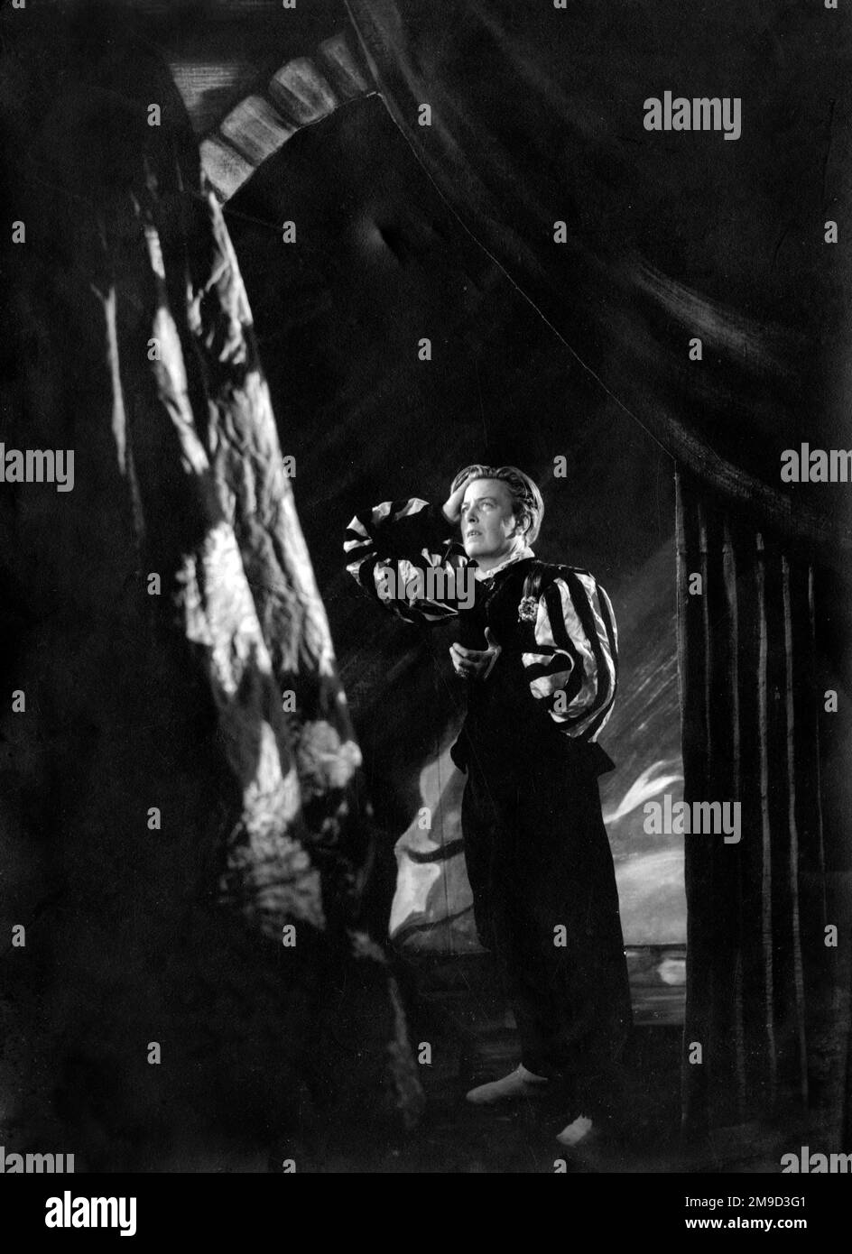 Acteur en costume de renaissance, peut-être lors d'une répétition de robe. Banque D'Images