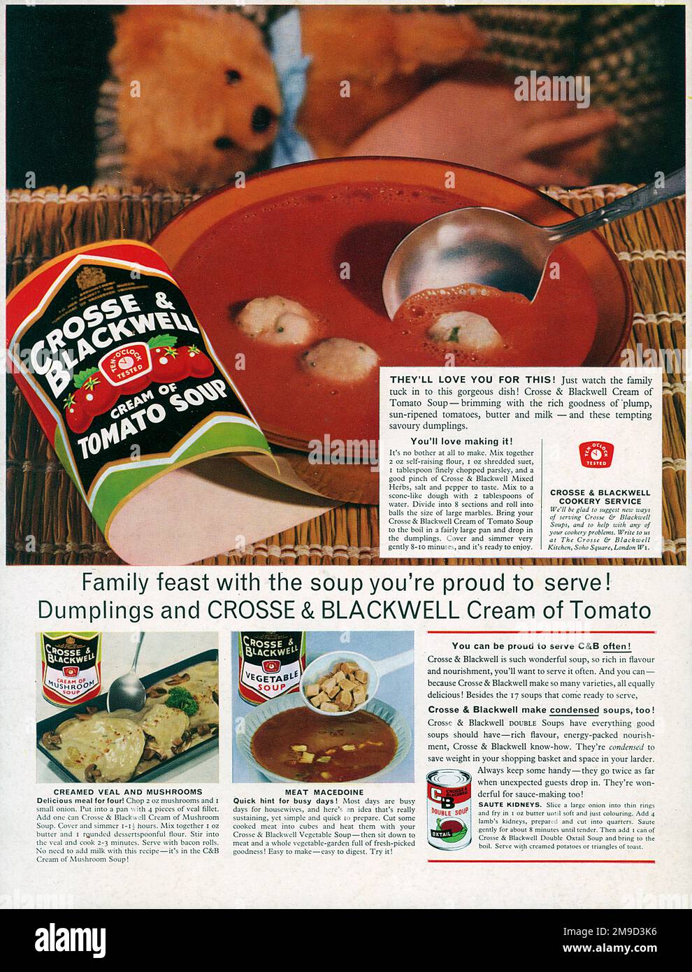 Publicité pleine page pour la soupe de tomate à la crème de Crosse & Blackwell, avec l'enfant et l'ours en peluche, ainsi que des recettes pour le veau et les champignons, et la macedoine à la viande. Banque D'Images