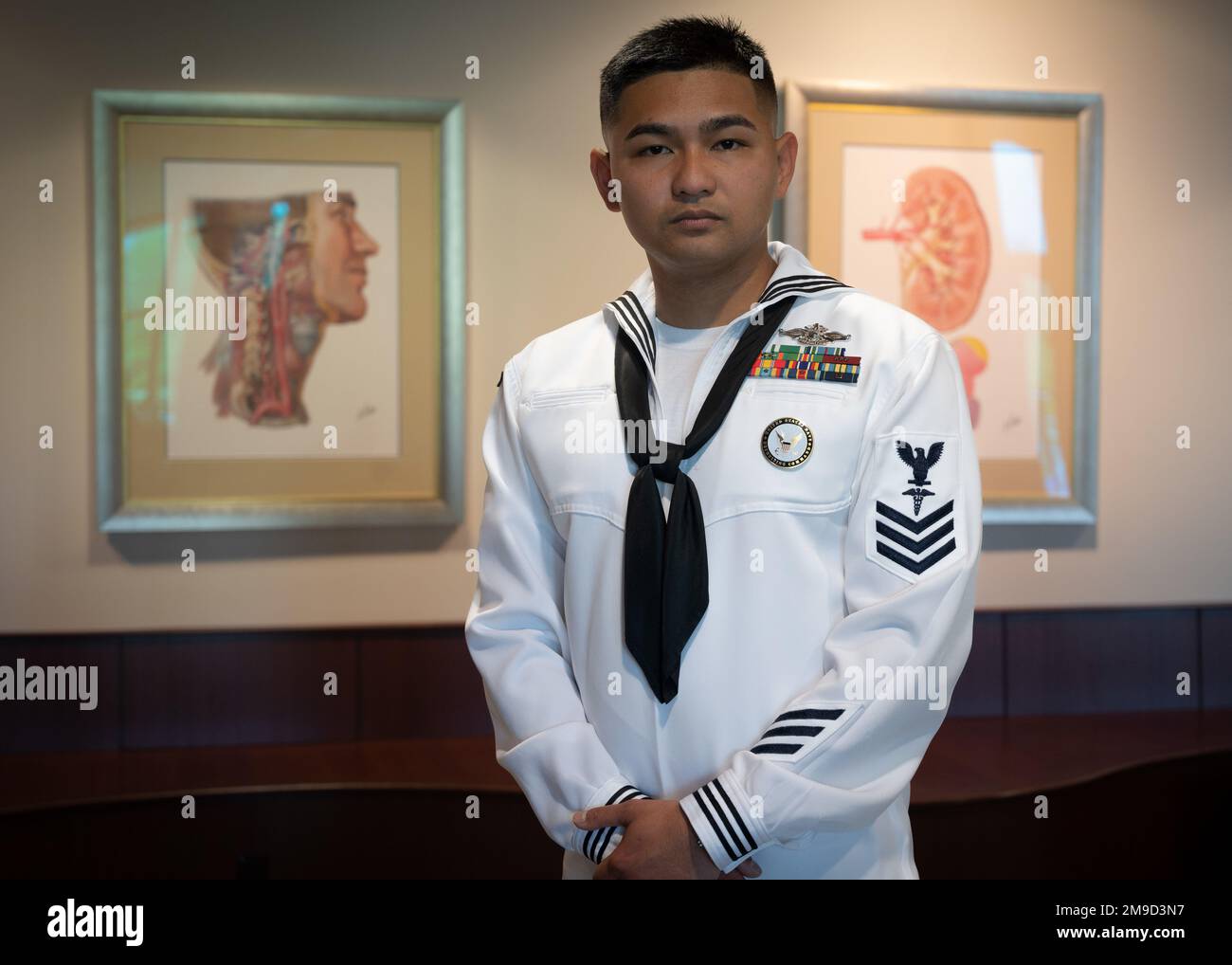 Hospital Corpsman 1st Class Rey Chua, originaire de Guiguinto, Philippines, est le Navy Talent acquisition Group New England Spotlight Sailor. Banque D'Images