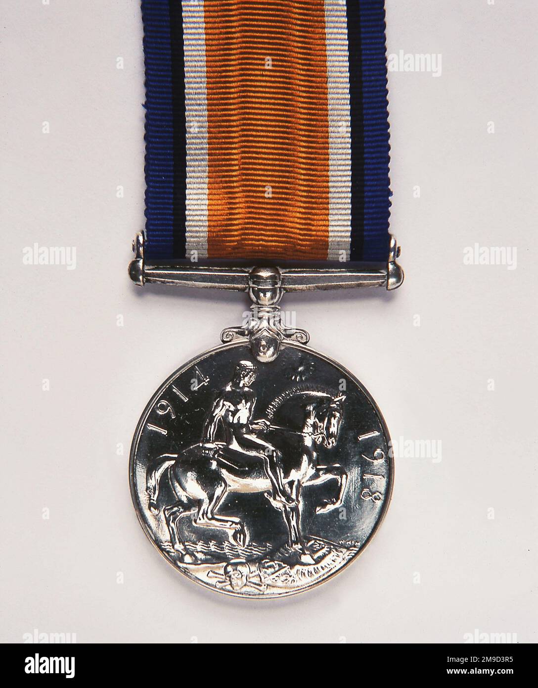 Médaille britannique de la guerre, 1914-20. La médaille d'argent, de W McMillan, commémore le service rendu par les alliés qui ont participé activement à la première Guerre mondiale L'inverse montre l'effigie de la monnaie de George V; l'inverse, une figure sur cheval piétinant sur le bouclier des puissances centrales. Un crâne et des os croisés symbolisent la mort; le soleil ressuscité, la victoire. Le nom du destinataire et les détails du service sont inscrits autour du bord. Banque D'Images