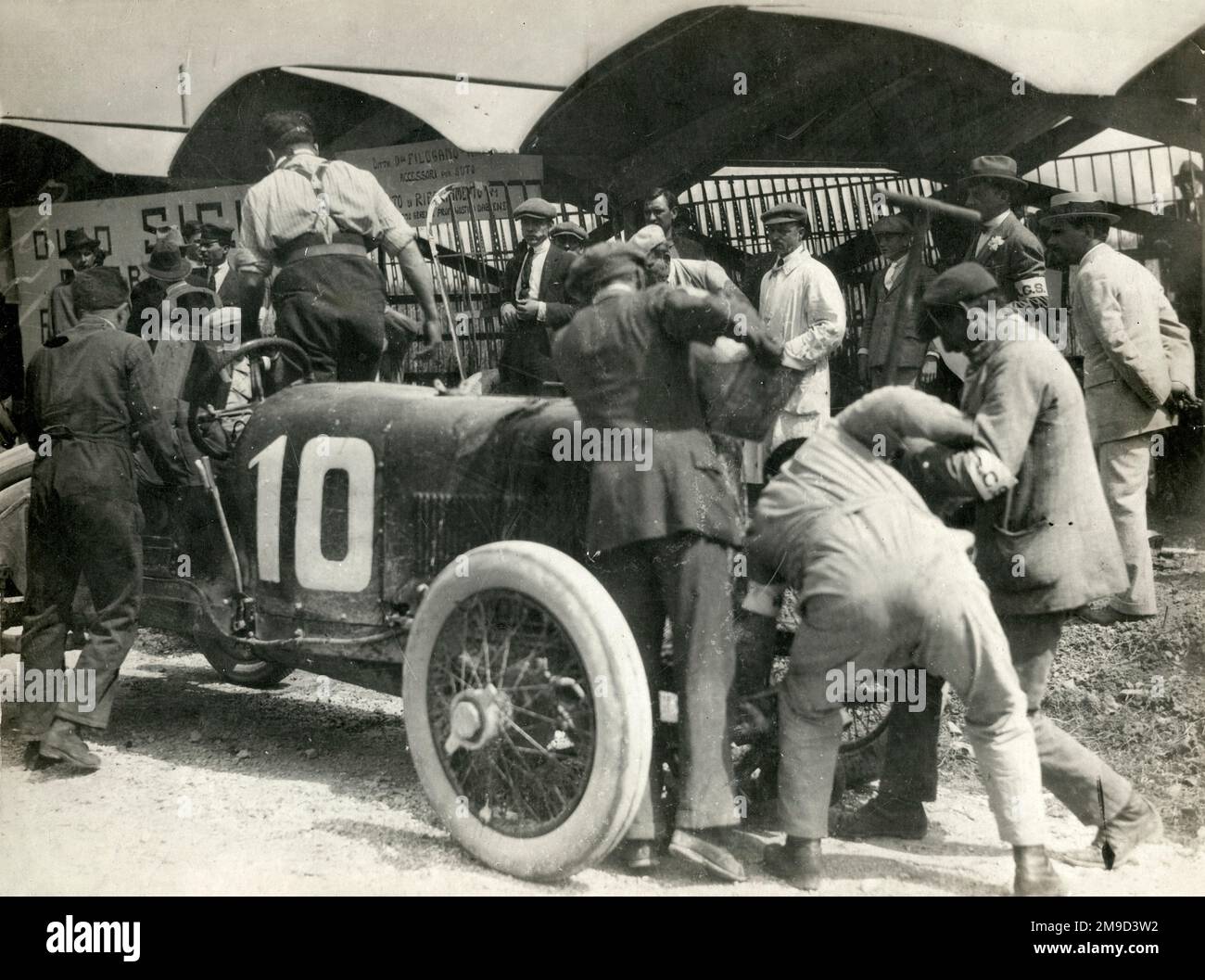 Scène animée de Foresti stand avec Itala (car 10) pendant 1921 Targa Florio. Banque D'Images