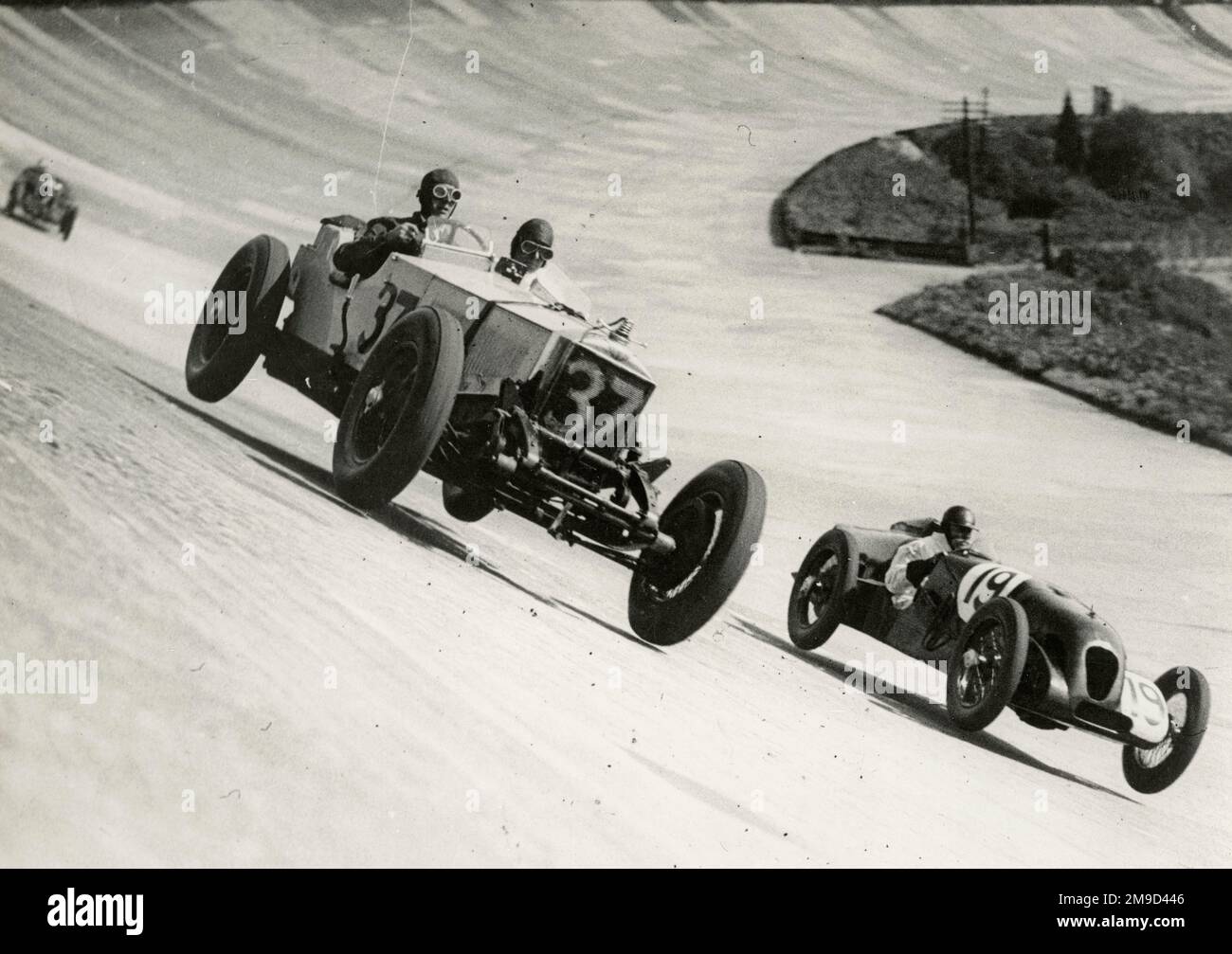 Brooklands - Tom Lace en Invicta de 4,5 litres, passant Freddie Dixon dans un Riley. Banque D'Images