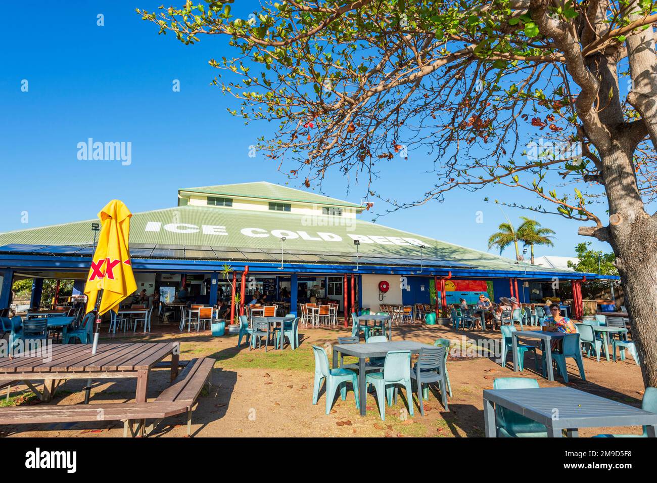 Café en plein air de la célèbre Sunset Tavern dans la petite ville de Karumba, Karumba point, Golfe de Carpentaria, Queensland, Queensland, Australie Banque D'Images