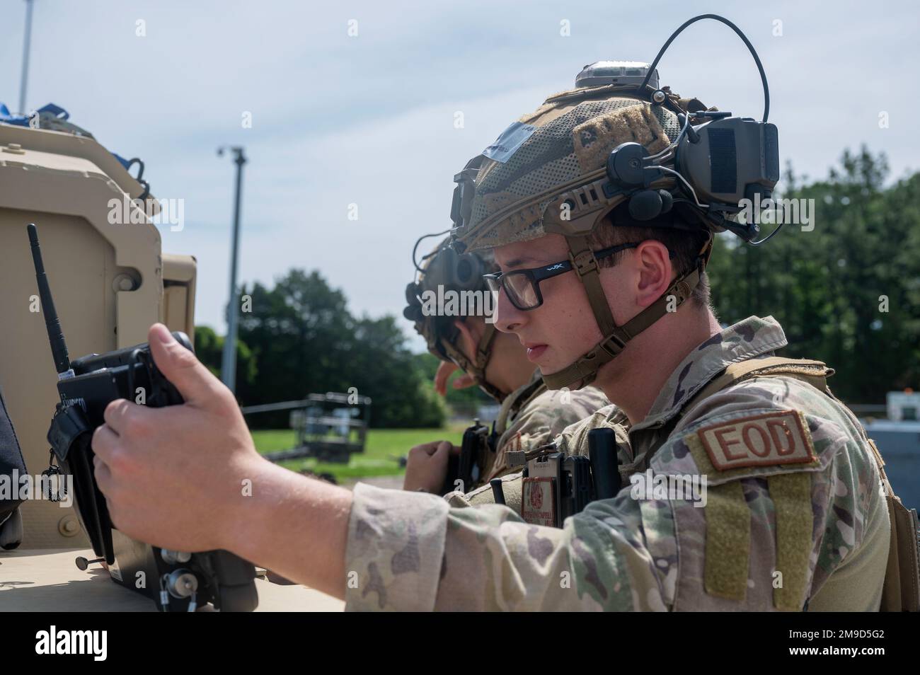 L'ancien Airman Christian Campbell, technicien d'élimination des munitions explosives de l'escadron 19th du génie civil, utilise un appareil portatif lors de son examen d'une munitions trouvée à la suite d'une simulation d'attaque pendant la ROCKI 22-03 à la base aérienne de Little Rock, Arkansas, 14 mai 2022. Au cours de cet exercice, les joueurs ont été chargés de déployer un élément de la Force de commandement et de contrôle dans une base opérationnelle principale de la zone de commandement Indo-Pacifique, qui a la responsabilité de commander et de contrôler les biens de la Force aérienne de mobilité à travers un scénario qui a progressé de l'établissement de la capacité opérationnelle initiale à l'exploitation dans une communication de Banque D'Images