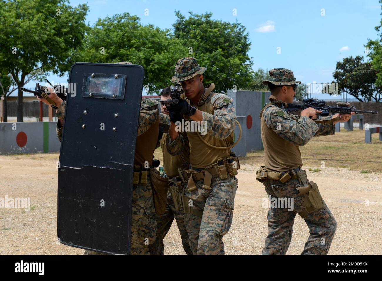 U. S. Marines, avec Fleet anti-Terrorism Security Team Company Europe (FASTEUR), pratique les tactiques de manœuvre du bouclier du groupe de la police nationale espagnole Especial de Operaciones (GEO), 16 mai 2022. FASTEUR, sous la Task Force 61/2, est aux États-Unis Marine Forces Europe zone d'opérations, employée par les États-Unis Sixième flotte pour défendre les intérêts des États-Unis, des alliés et des partenaires. Banque D'Images