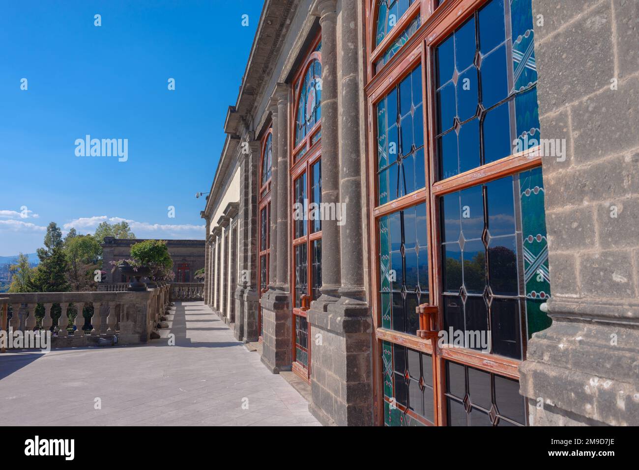 Vieille porte vitrée sur la terrasse d'un bâtiment en pierre pendant une journée d'été avec ciel bleu, pas de personnes Banque D'Images