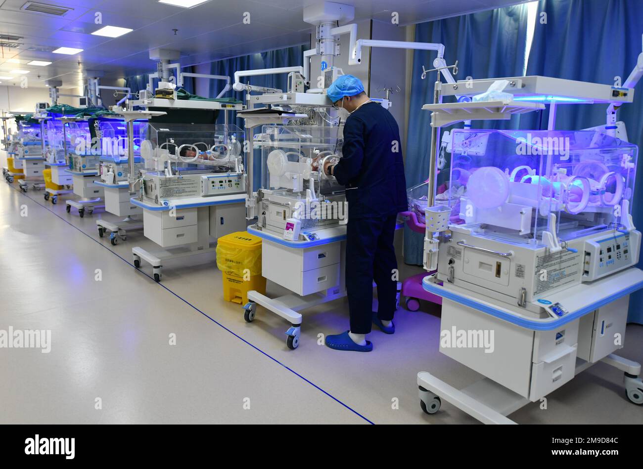 Fuyang, Chine. 17th janvier 2023. Une infirmière de maternité s'occupe d'un nouveau-né. La population globale de la Chine a diminué de 850 000 000 personnes d'année en année pour s'établir à 1,4118 milliards en 2022, ce qui a fait passer le taux de croissance naturelle à 0,6 pour 1 000 000 personnes, a déclaré le Bureau national de statistique de la Chine mardi. (Photo de Sheldon Cooper/SOPA Images/Sipa USA) crédit: SIPA USA/Alay Live News Banque D'Images