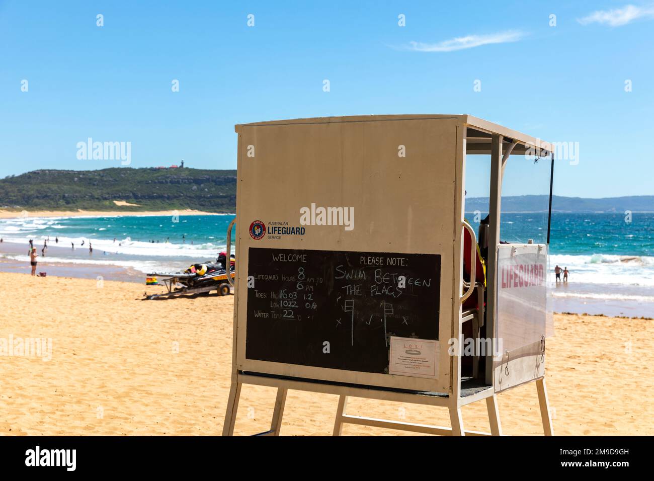 Australian Lifeguard Service, station de refuge de sauveteurs élevée sur Palm Beach à Sydney le jour de l'été 2023, Nouvelle-Galles du Sud, Australie Banque D'Images