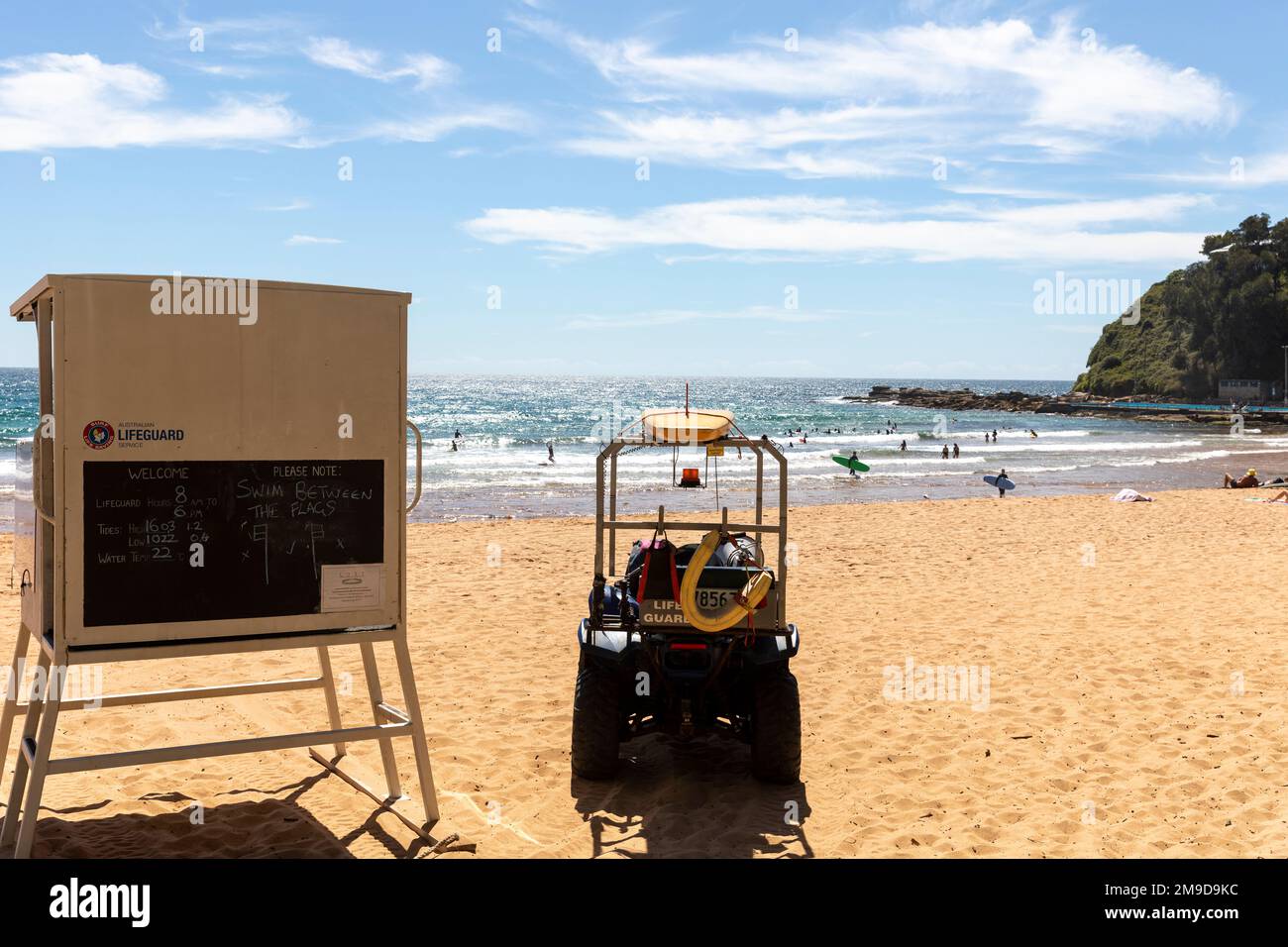 Sauvetage en surf à Palm Beach Sydney à l'été 2023, tour de refuge et véhicule de surf des sauveteurs, Sydney, Nouvelle-Galles du Sud, Australie Banque D'Images
