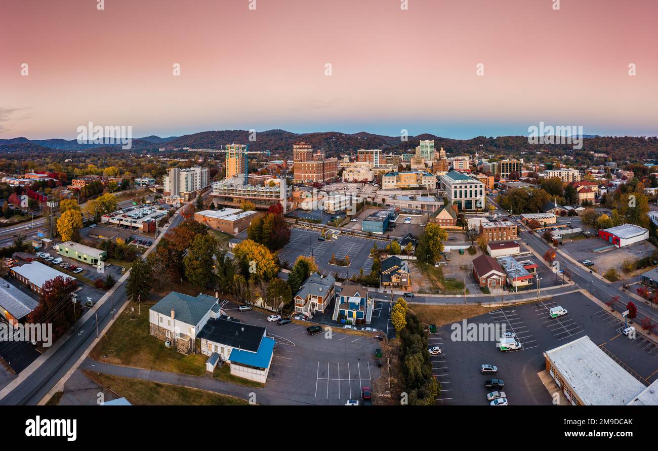 Vue aérienne en soirée du centre-ville d'Asheville, Caroline du Nord Banque D'Images
