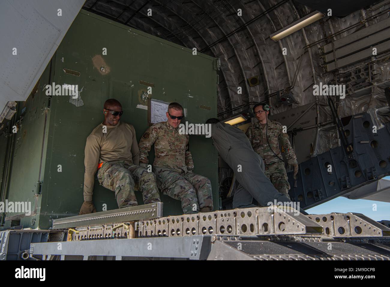 ÉTATS-UNIS Les aviateurs de la Force aérienne chargent du fret sur un C-17 Globemaster III de la base interarmées Lewis-McChord, Washington, dans le cadre de l'exercice Raging Gunfighter à la base aérienne de Mountain Home, Idaho, 17 mai 2022. Raging Gunfighter est un exercice de commandement de combat aérien (ACC) conçu pour simuler le 366 FW fonctionnant comme une aile de tête à partir d'un environnement éloigné. Banque D'Images