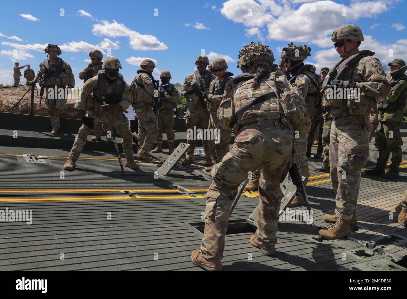 ÉTATS-UNIS Les soldats de la Compagnie des ponts multirôles 74th, 62nd Bataillon des ingénieurs, Réserve de l'Armée, ajustent manuellement leur pont à travers la rivière Narew pendant Defender Europe 2022 à Łomża, Pologne, 17 mai 2022. Defender Europe 22 est une série d'États-Unis L'armée européenne et l'Afrique exercices de formation multinationaux en Europe de l'est. L'exercice démontre les États-Unis La capacité de l’armée européenne et de l’Afrique à mener des opérations de combat au sol à grande échelle sur plusieurs théâtres soutenant l’OTAN. Banque D'Images