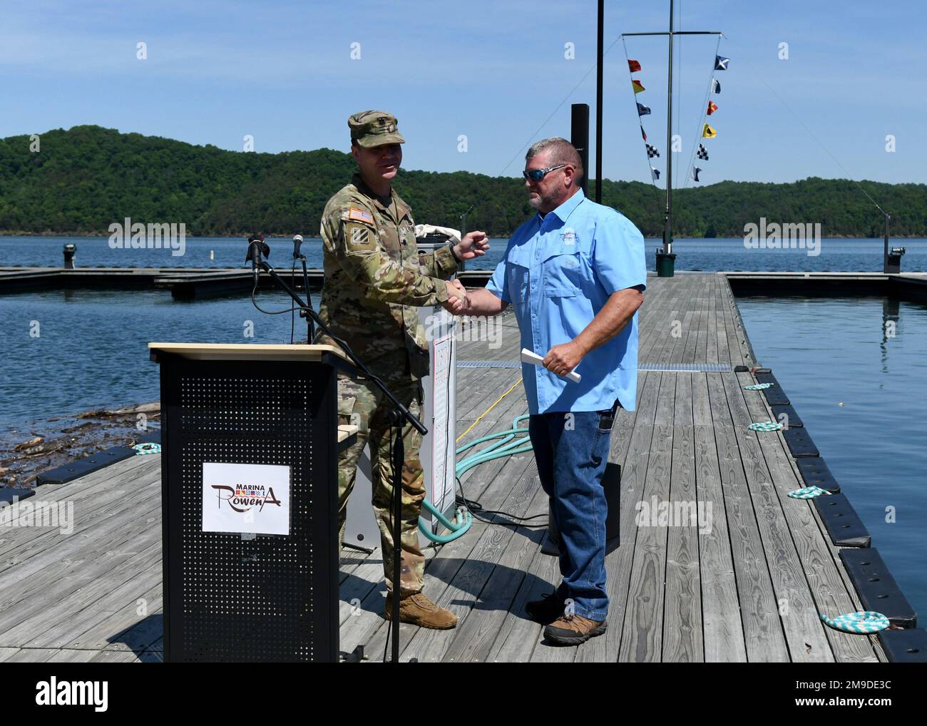 Le commandant du district de Nashville, le lieutenant-colonel Joseph Sahl, félicite le directeur général de Marina@Rowena, David Dyson, d'une poignée de main et d'une pièce de défi du commandant pour son travail acharné et sa diligence durant la certification du programme de port de plaisance propre du bassin de la rivière Cumberland, qui lui a valu le Prix de port de plaisance propre 2022 à Albany, Ky on 17 mai 2022. Banque D'Images