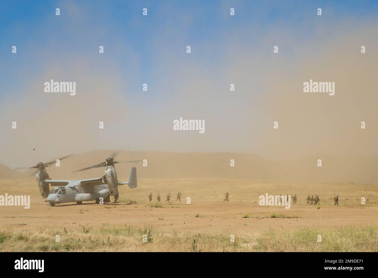 ÉTATS-UNIS Marines avec Fox Company, Battalion Landing Team 2/4, 13th Marine Expeditionary Unit quitte a MV-22 Osprey lors d'un cours de RAID aérien au camp de base du corps des Marines Pendleton, Californie, 17 mai 2022. Le but du cours RAID aérien est de tester et d'affiner les procédures d'exploitation standard de l'unité, en améliorant les tactiques et les techniques afin de préparer les unités aux opérations expéditionnaires. Banque D'Images