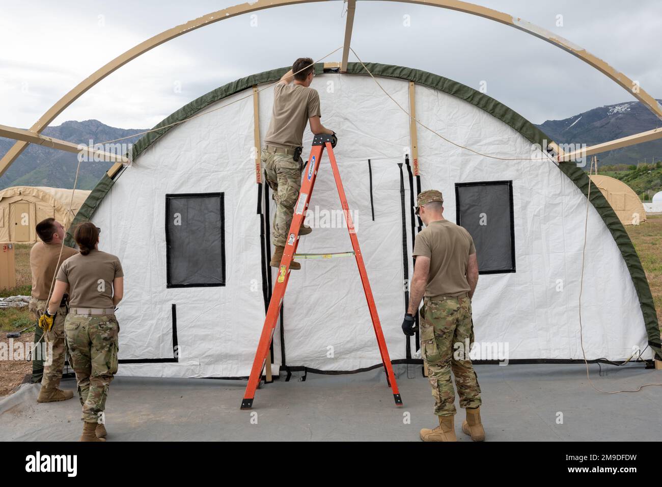 Les aviateurs de la 366th Fighter Wing, base aérienne de Mountain Home, Idaho, travaillent ensemble pour construire des abris pendant l'exercice Raging Gunfighter 22-2 à la base aérienne de Hill, Utah, 17 mai 2022. Raging Gunfighter est un exercice conçu pour simuler l'exploitation d'une aile de plomb à partir d'un environnement austère et préparer l'aile à d'éventuelles opérations futures. Les aviateurs travaillent en dehors de leurs tâches habituelles pour créer un encombrement plus petit et plus léger pour des capacités de déploiement plus efficaces. Banque D'Images