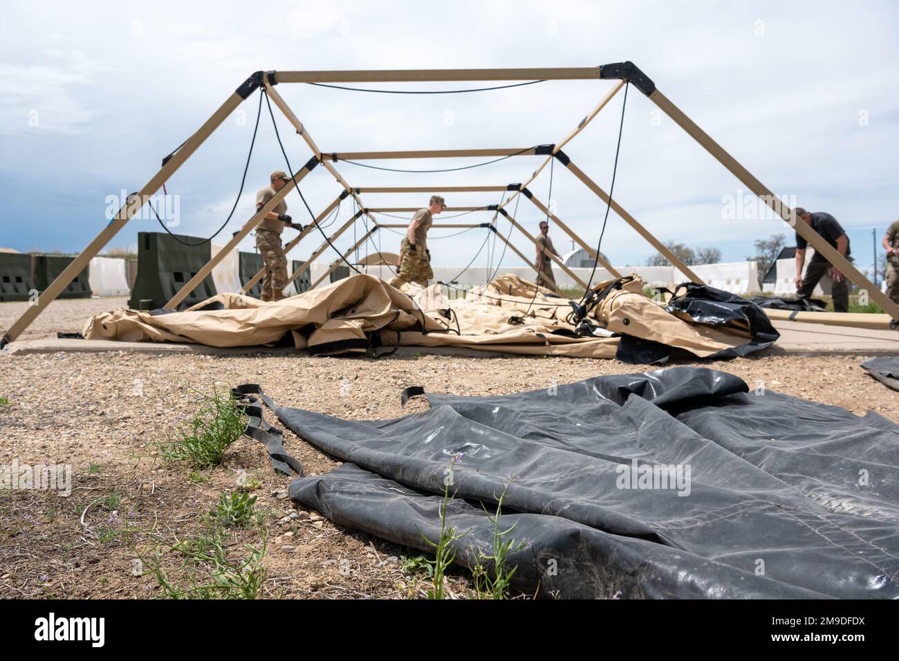 Les aviateurs de la 366th Fighter Wing, base aérienne de Mountain Home, Idaho, travaillent ensemble pour construire des abris pendant l'exercice Raging Gunfighter 22-2 à la base aérienne de Hill, Utah, 17 mai 2022. Raging Gunfighter est un exercice conçu pour simuler l'exploitation d'une aile de plomb à partir d'un environnement austère et préparer l'aile à d'éventuelles opérations futures. Les aviateurs travaillent en dehors de leurs tâches habituelles pour créer un encombrement plus petit et plus léger pour des capacités de déploiement plus efficaces. Banque D'Images