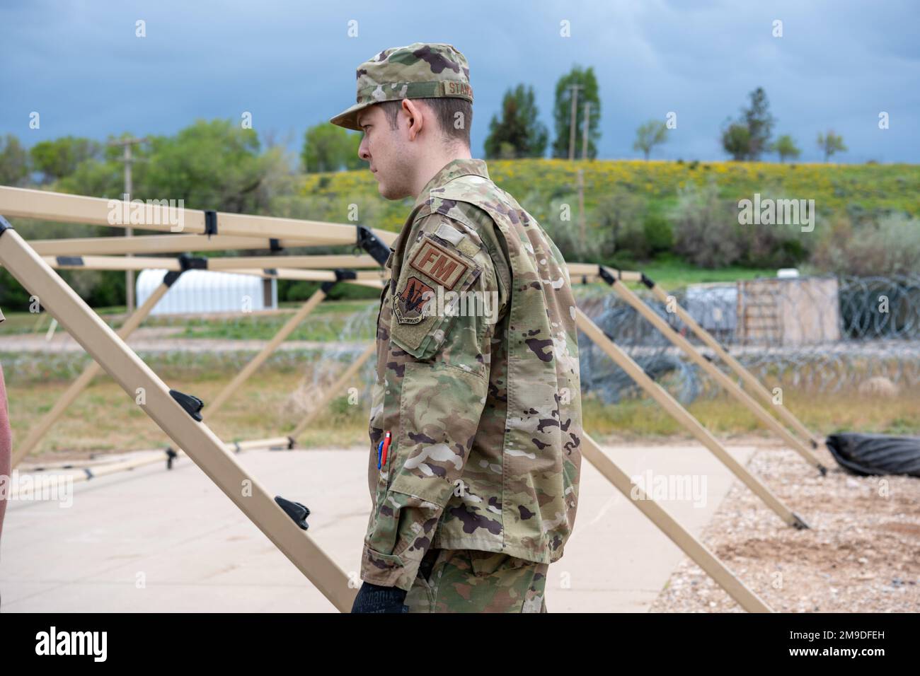 Les aviateurs de la 366th Fighter Wing, base aérienne de Mountain Home, Idaho, travaillent ensemble pour construire des abris pendant l'exercice Raging Gunfighter 22-2 à la base aérienne de Hill, Utah, 17 mai 2022. Raging Gunfighter est un exercice conçu pour simuler l'exploitation d'une aile de plomb à partir d'un environnement austère et préparer l'aile à d'éventuelles opérations futures. Les aviateurs travaillent en dehors de leurs tâches habituelles pour créer un encombrement plus petit et plus léger pour des capacités de déploiement plus efficaces. Banque D'Images