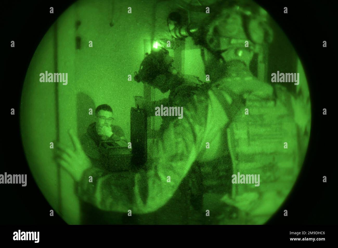 Les techniciens de la DOE diffusent des explosifs dans un scénario de formation sensible à la lumière et aux otages lors d'un événement de formation 17 mai 2022 à Volk Field, Wisconsin. Le Warrior audacieux est un exercice d'élimination d'munitions explosives avec la participation d'aviateurs, de Marines et de soldats provenant d'une gamme d'unités et de domaines de carrière. Banque D'Images