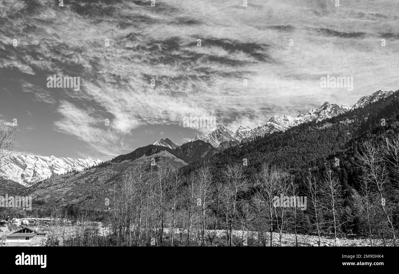 Couleurs de Manali dans l'Himachal Pradesh Inde. Vue panoramique sur l'Himalaya. Cascade arc-en-ciel de Jogni chute d'eau trek dans la nature de Manali Himachal Pradesh Banque D'Images