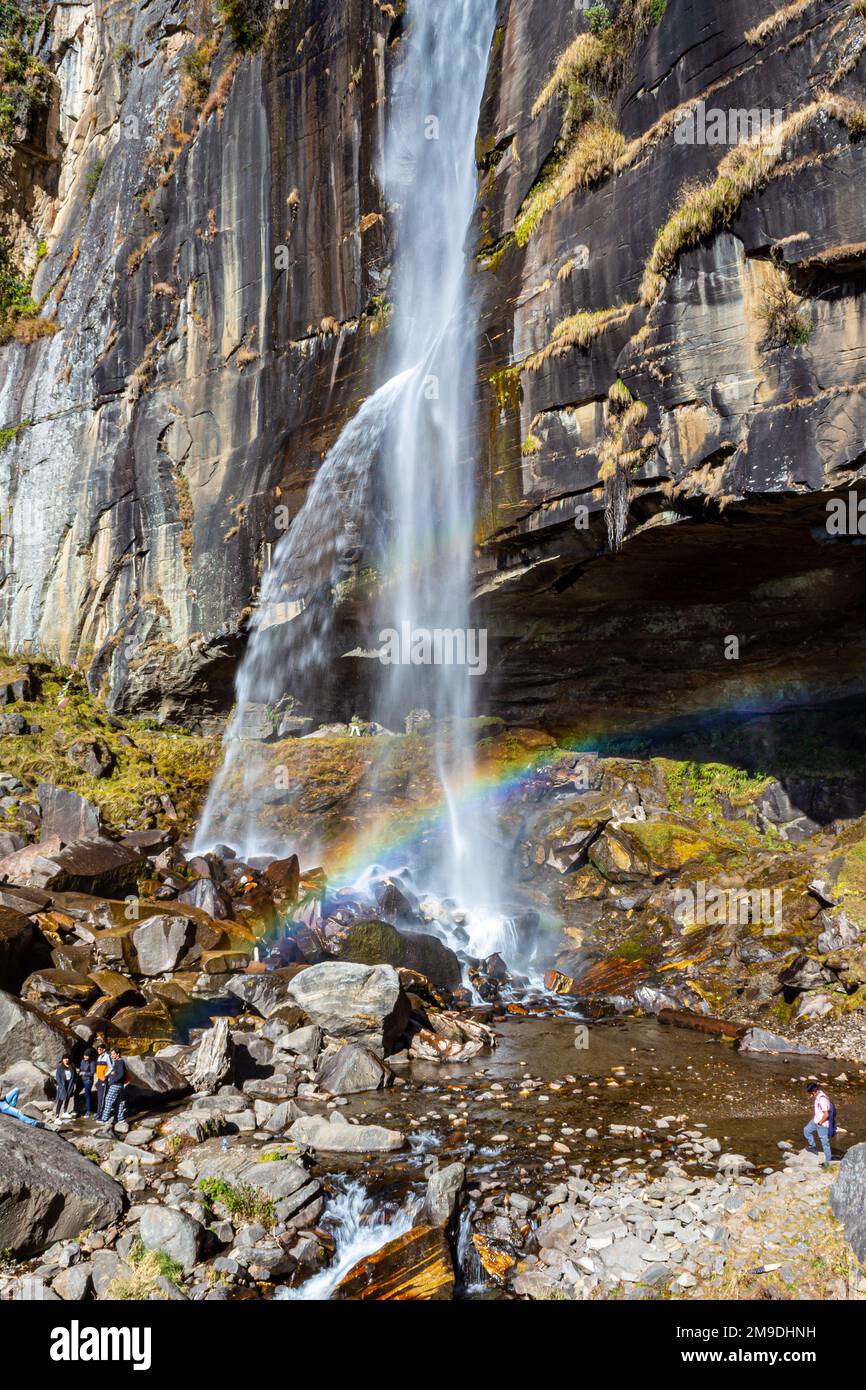 Couleurs de Manali dans l'Himachal Pradesh Inde. Vue panoramique sur l'Himalaya. Cascade arc-en-ciel de Jogni chute d'eau trek dans la nature de Manali Himachal Pradesh Banque D'Images