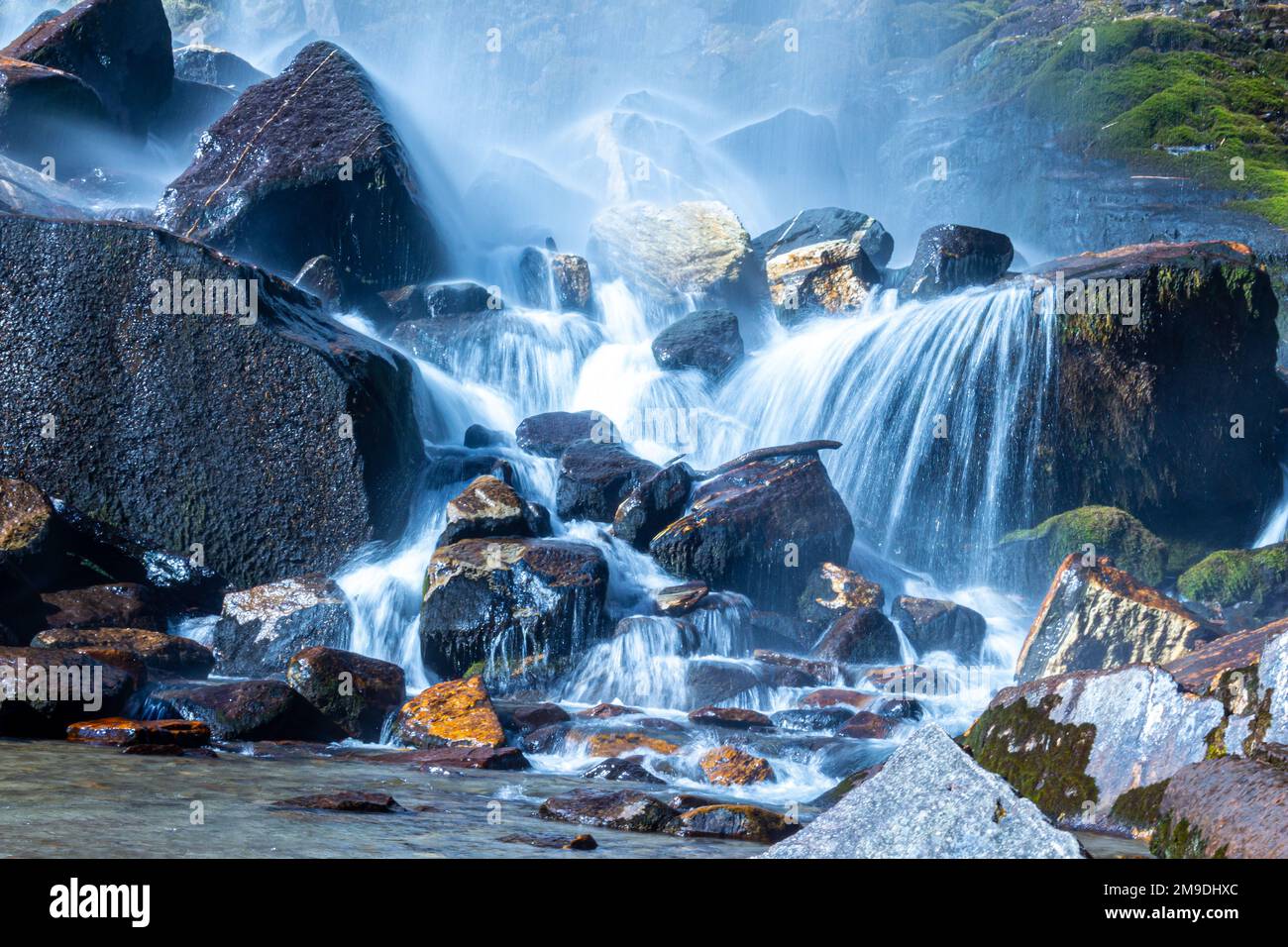 Couleurs de Manali dans l'Himachal Pradesh Inde. Vue panoramique sur l'Himalaya. Cascade arc-en-ciel de Jogni chute d'eau trek dans la nature de Manali Himachal Pradesh Banque D'Images