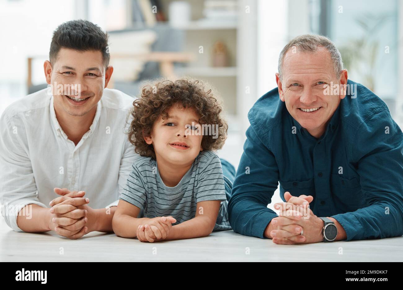 Réunir trois générations. un jeune homme qui passe du temps avec son père et son fils. Banque D'Images