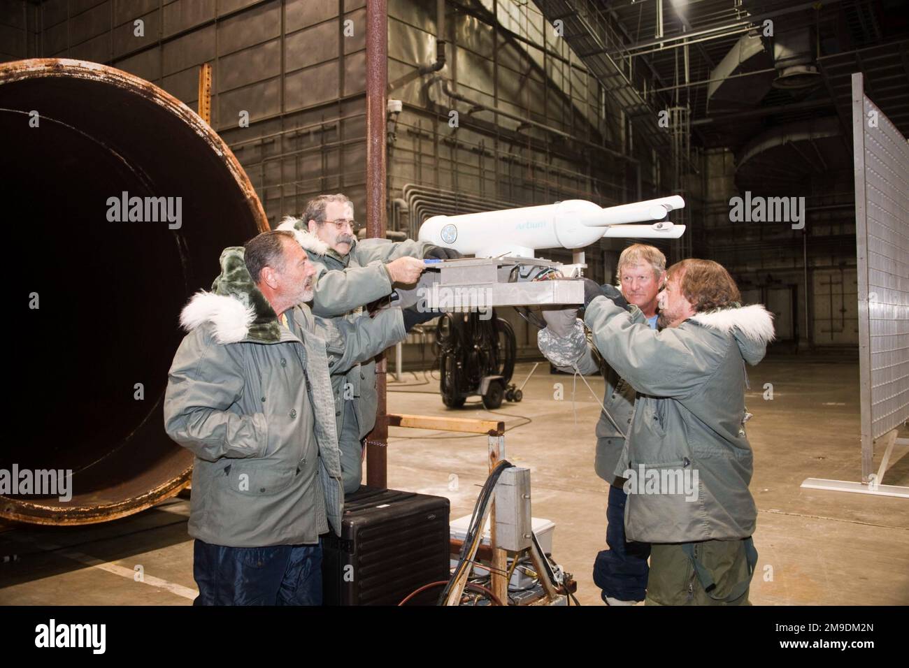 De gauche à droite, Keith Barnes, Dave Averell, Kermit Miller et John Mackin préparent de l'équipement pour mesurer un nuage givrant dans le laboratoire climatique McKinley de la base aérienne d'Eglin, Floride, 17 mai 2022. Les membres de la MCL ont récemment célébré le 75th anniversaire de l'installation. Les premiers tests au MCL ont eu lieu en mai 1947. Le MCL est exploité par le 717th Escadron d'essais, le 804th Groupe d'essais, Arnold Engineering Development Complex. Banque D'Images