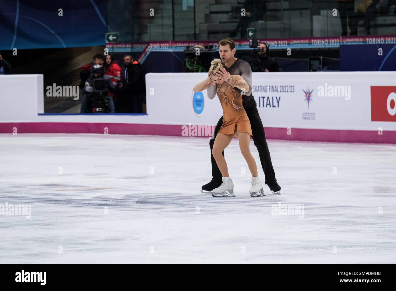 (G-D) Alexa Knierim et Brandon Frazier (Etats-Unis) se déroulent lors de la finale de patinage libre Senior pairs du Grand Prix de patinage artistique de l'UIP à Palavela. Banque D'Images