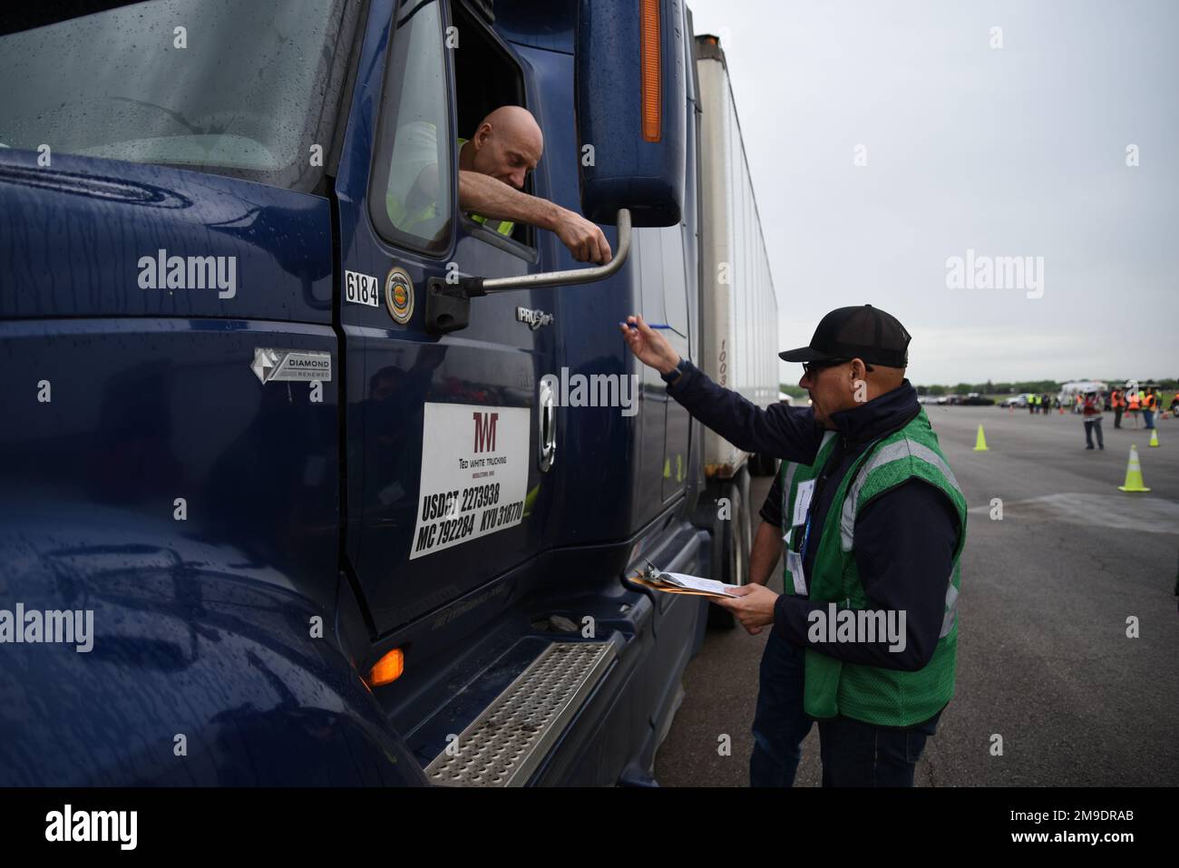 Le personnel de l'Agence fédérale de gestion des urgences participe à Eagle Rising, un exercice national sur le terrain qui offre de la formation aux personnes et aux collectivités afin de mieux se préparer aux catastrophes, base aérienne Wright-Patterson, Ohio, 18 mai 2022. Environ 90 fonctionnaires ont répondu à une simulation de catastrophe d'inondation à Dayton et ont demandé à des semitricks de fournir des approvisionnements essentiels tels que de l'eau, de la nourriture et du carburant à la communauté locale. Banque D'Images