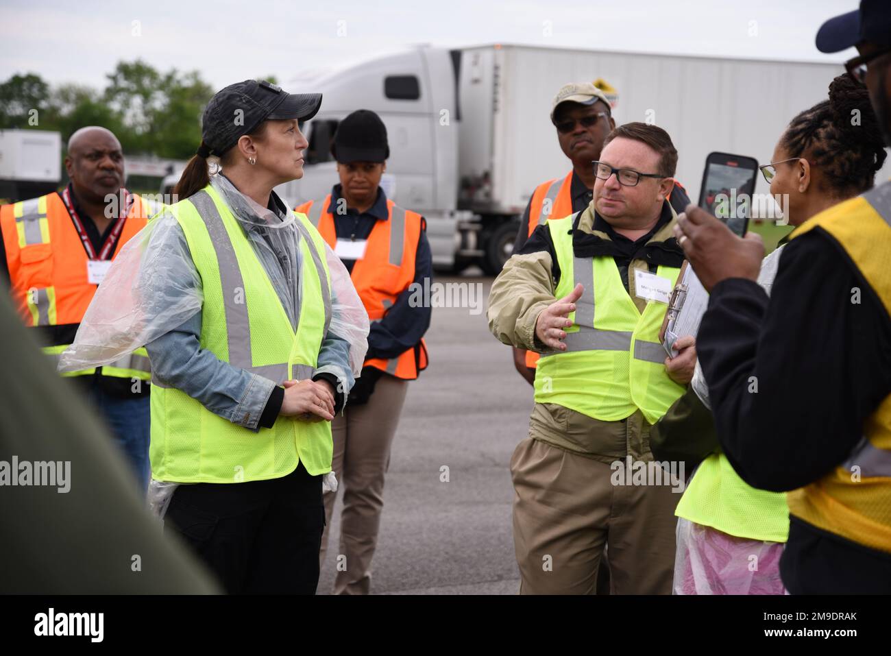 Le personnel de l'Agence fédérale de gestion des urgences participe à Eagle Rising, un exercice national sur le terrain qui offre de la formation aux personnes et aux collectivités afin de mieux se préparer aux catastrophes, base aérienne Wright-Patterson, Ohio, 18 mai 2022. Environ 90 fonctionnaires ont répondu à une simulation de catastrophe d'inondation à Dayton et ont demandé à des semitricks de fournir des approvisionnements essentiels tels que de l'eau, de la nourriture et du carburant à la communauté locale. Banque D'Images