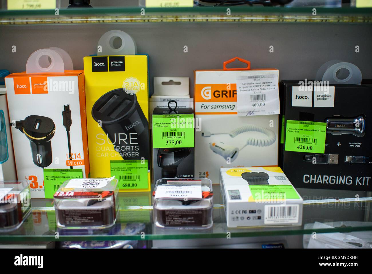 VICHUGA, RUSSIE - 21 AVRIL 2018 : appareils électroniques automobiles dans le magasin Banque D'Images