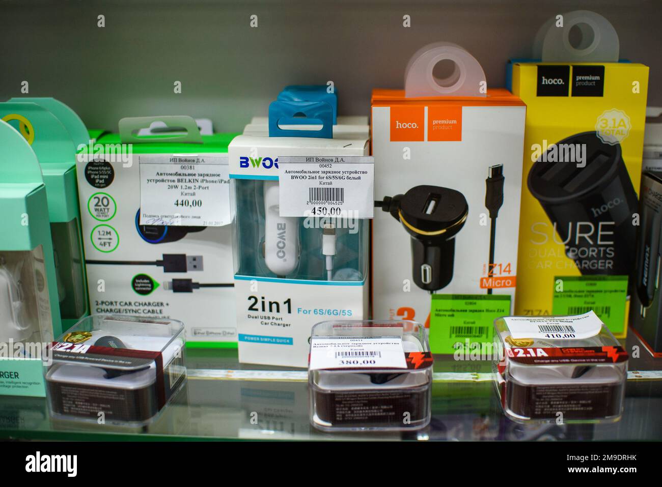 VICHUGA, RUSSIE - 21 AVRIL 2018 : appareils électroniques automobiles dans le magasin Banque D'Images