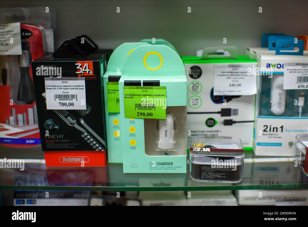 VICHUGA, RUSSIE - 21 AVRIL 2018 : appareils électroniques automobiles dans le magasin Banque D'Images