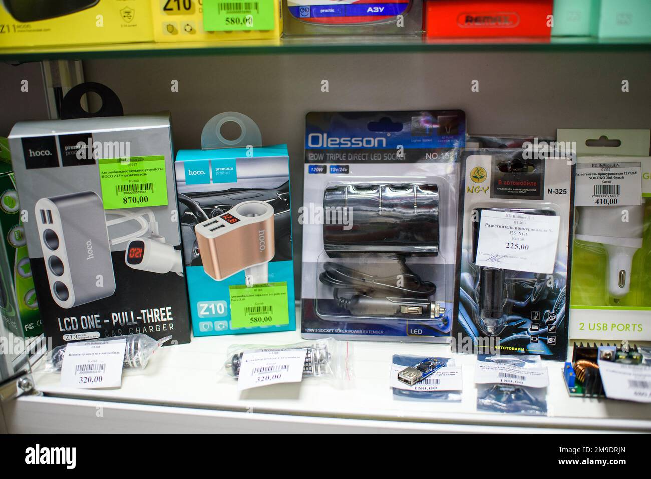 VICHUGA, RUSSIE - 21 AVRIL 2018 : appareils électroniques automobiles dans le magasin Banque D'Images