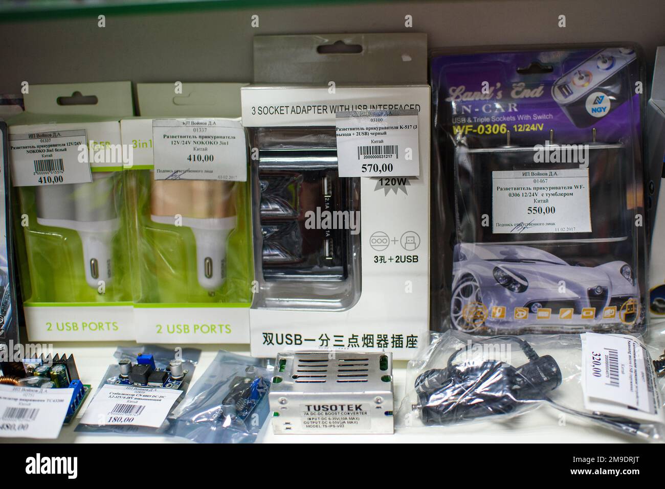 VICHUGA, RUSSIE - 21 AVRIL 2018 : appareils électroniques automobiles dans le magasin Banque D'Images