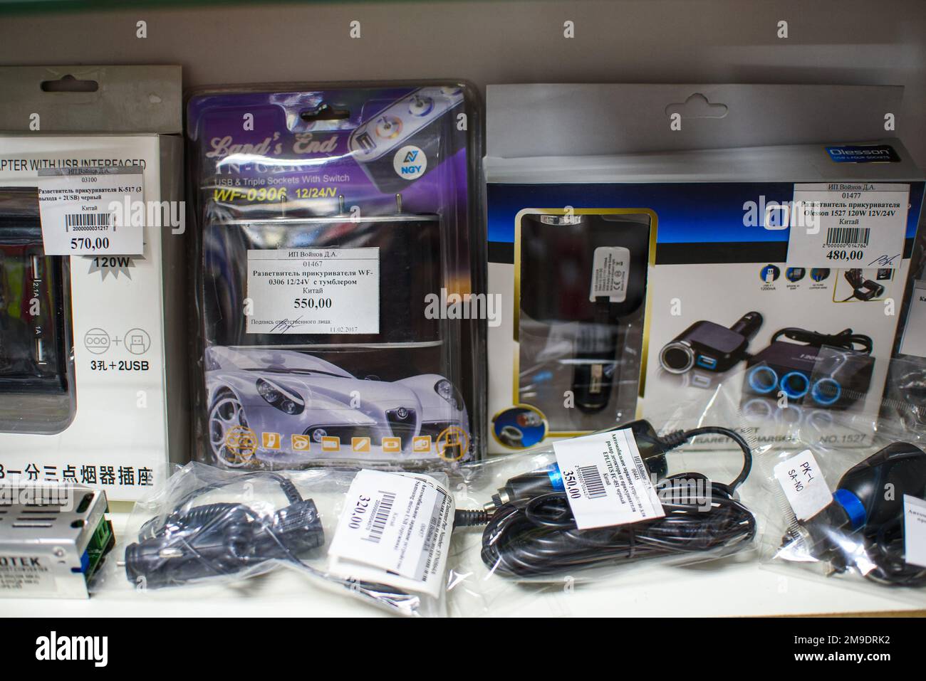 VICHUGA, RUSSIE - 21 AVRIL 2018 : appareils électroniques automobiles dans le magasin Banque D'Images