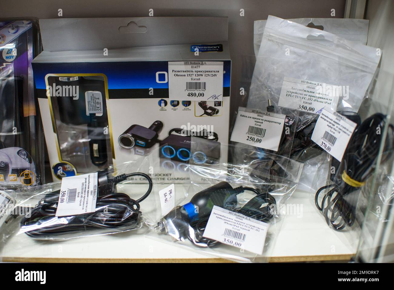 VICHUGA, RUSSIE - 21 AVRIL 2018 : appareils électroniques automobiles dans le magasin Banque D'Images
